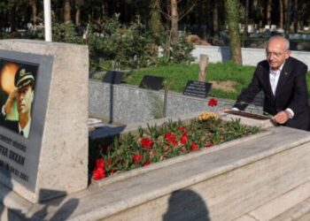 Kılıçdaroğlu’ndan Gaffar Okkan’ın mezarına ziyaret