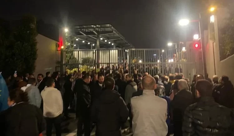 İYİ Partililer A Haber önünde Onur Erim’i protesto etti