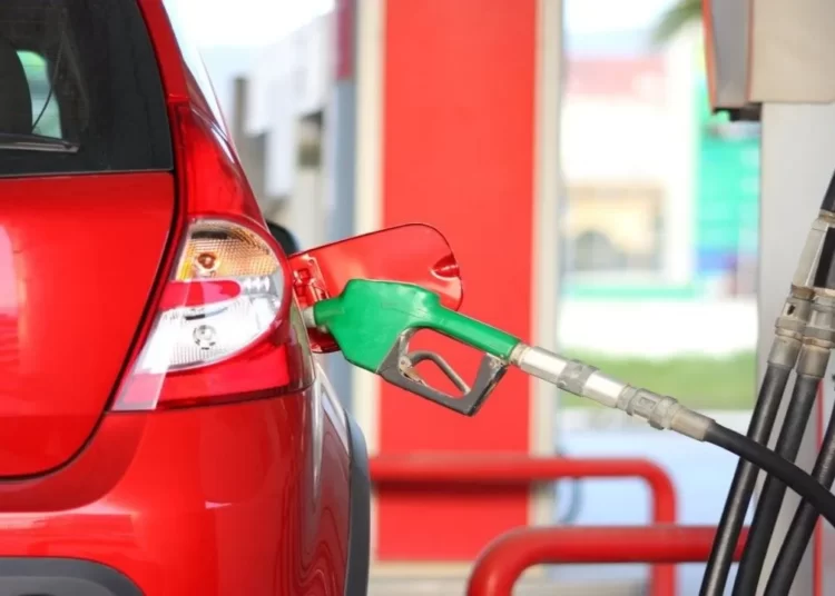 Benzine bu geceden itibaren büyük zam geliyor 1 Benzine bu geceden itibaren büyük zam geliyor