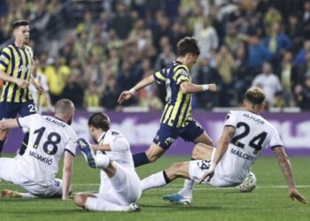 Fenerbahçe tartışmalı penaltıyla zirve yarışını sürdürdü