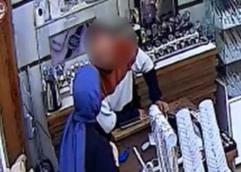 Yalova’da bir kişi, arkadaşının çaldığı saati mağazaya geri getirdi
