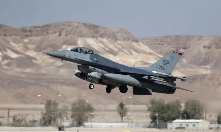 ABD'ye ait bir F-16 savaş uçağı eğitim uçuşu sırasında düştü 1 ABD’ye ait bir F-16 savaş uçağı eğitim uçuşu sırasında düştü