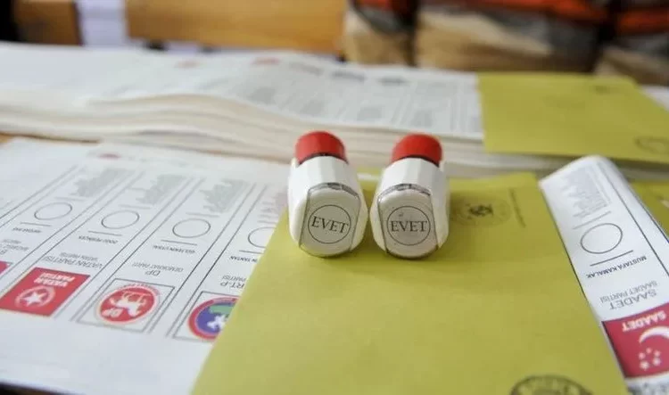 Son anket: İlk turda kazanan yok, 2. turda Kılıçdaroğlu fark atıyor 1 Son anket: İlk turda kazanan yok, 2. turda Kılıçdaroğlu fark atıyor