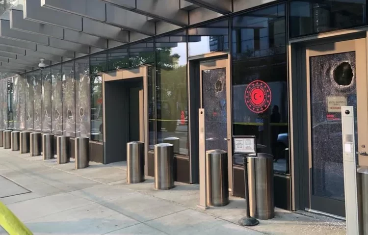 New York'taki Türkiye Başkonsolosluğu'na saldırı düzenlendi 1 New York’taki Türkiye Başkonsolosluğu’na saldırı düzenlendi