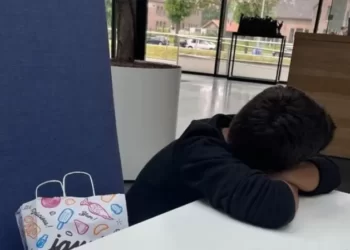 Depremzede olduğunu söyleyen 5 yaşındaki Türk çocuk Hollanda’da tek başına bulundu