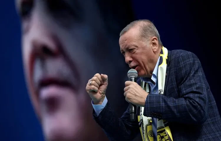 Wall Street Journal: Erdoğan, elindeki avantajlara rağmen mutlak zafer kazanamadı 1 Wall Street Journal: Erdoğan, elindeki avantajlara rağmen mutlak zafer kazanamadı