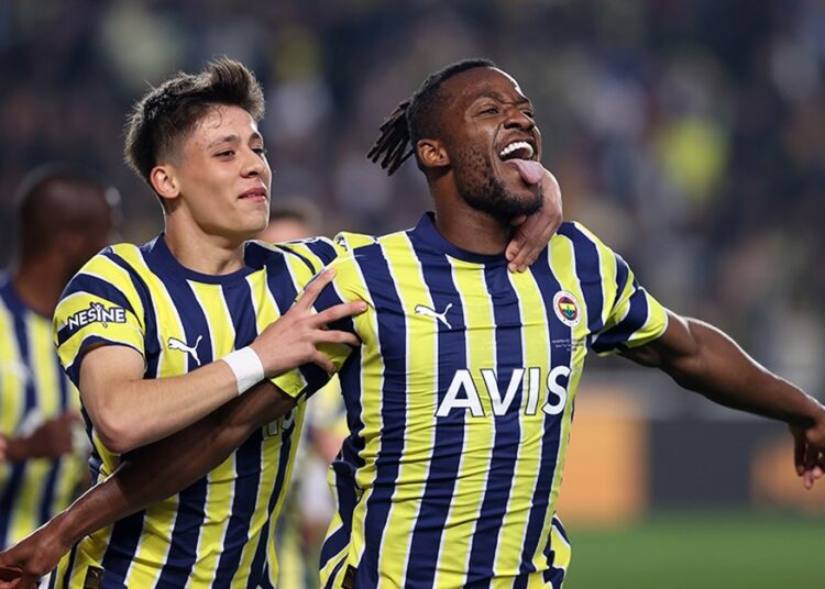 Fenerbahçe ilk derbisini kazandı, zirve inadını sürdürdü 1 Fenerbahçe ilk derbisini kazandı, zirve inadını sürdürdü