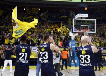 Fenerbahçe Beko, Olympiakos’u yenip seriyi son maça taşıdı