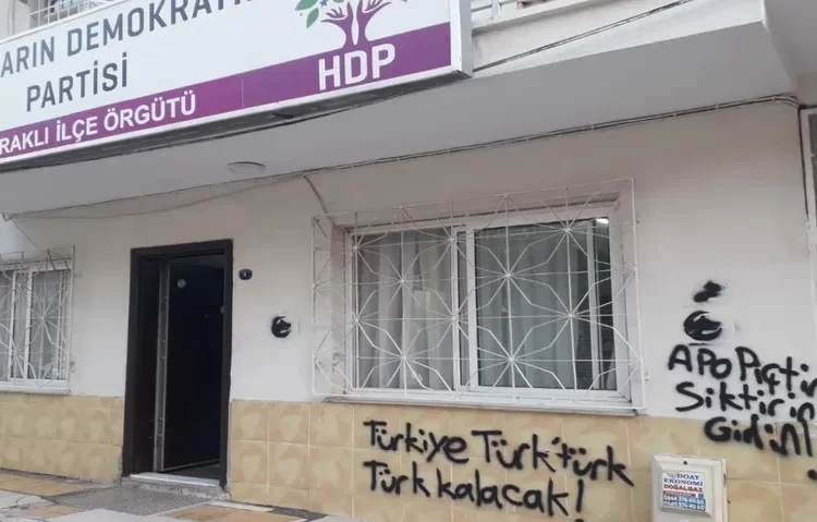 İzmir'de HDP ilçe binasına ırkçı sloganlar yazıldı 1 İzmir’de HDP ilçe binasına ırkçı sloganlar yazıldı