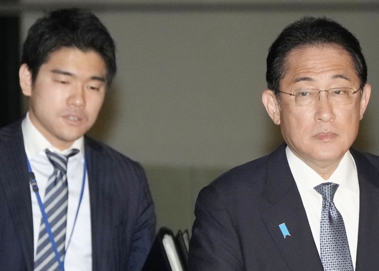 Japonya Başbakanı, resmi konutta parti veren oğlunu görevden aldı 1 Japonya Başbakanı, resmi konutta parti veren oğlunu görevden aldı
