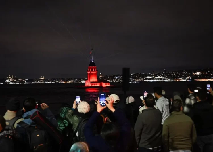 Kız Kulesi, ışık ve lazer şovuyla açıldı 1 Kız Kulesi, ışık ve lazer şovuyla açıldı