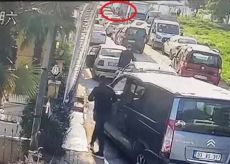 'Gelin alma' merasiminde atılan kurşun, 2 kilometre uzaklıkta yolda yürüyen bir kadını öldürdü 1 ‘Gelin alma’ merasiminde atılan kurşun, 2 kilometre uzaklıkta yolda yürüyen bir kadını öldürdü