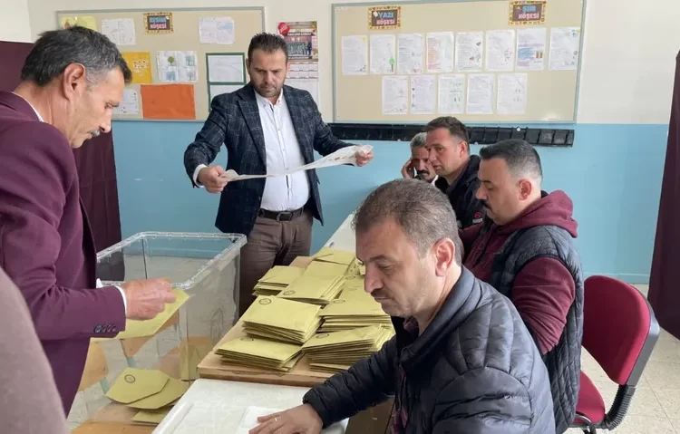 Sandıklar açıldı: ANKA’ya göre Kılıçdaroğlu, AA’ya göre Erdoğan önde