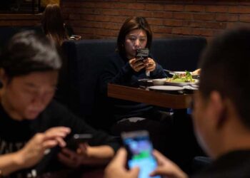 Bilimsel araştırma: Telefonla konuşmak tansiyon riskini artırabilir