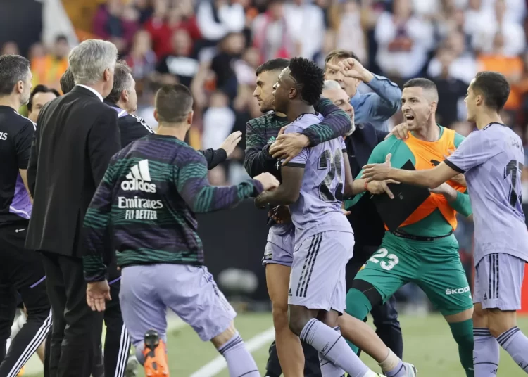 Valencia, Vinicius Junior'a ırkçı hareketlerde bulunan taraftarları ömür boyu seyirden men etti 1 Valencia, Vinicius Junior’a ırkçı hareketlerde bulunan taraftarları ömür boyu seyirden men etti