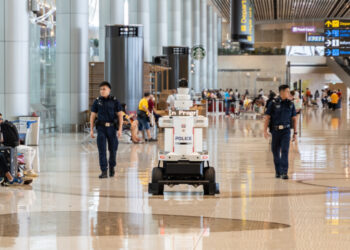 Singapur’da robot polisler havalimanında devriyeye başladı