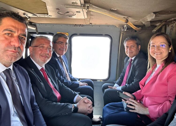 Ak Partililerin 45 dakikalık yolu helikopterle gitmesi tepki çekti 1 Ak Partililerin 45 dakikalık yolu helikopterle gitmesi tepki çekti