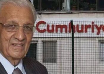 Cumhuriyet gazetesi, çikolata kutusundan aldığı rüşveti iade etmiş 4 Cumhuriyet gazetesi, çikolata kutusundan aldığı rüşveti iade etmiş