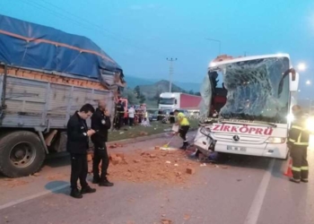 Çorum’da feci kaza: Yolcu otobüsü kamyona çarptı, bir çocuk hayatını kaybetti