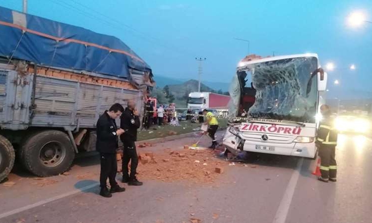 Çorum'da feci kaza: Yolcu otobüsü kamyona çarptı, bir çocuk hayatını kaybetti 1 Çorum’da feci kaza: Yolcu otobüsü kamyona çarptı, bir çocuk hayatını kaybetti