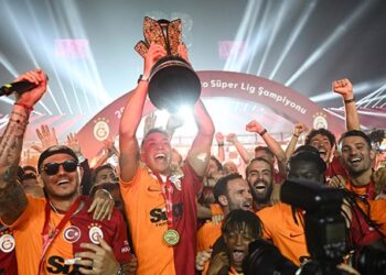 Şampiyon, kupayı 3 golle Fenerbahçe’den aldı