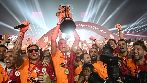 Şampiyon, kupayı 3 golle Fenerbahçe’den aldı 1 Şampiyon, kupayı 3 golle Fenerbahçe’den aldı