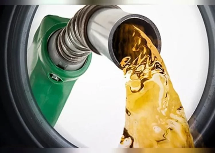Petrol fiyatları düşüşte, ama pompaya yansır mı bilinmez