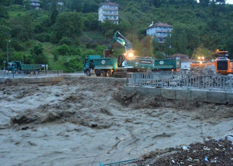 Bozkurt ve İnebolu şiddetli yağmura teslim oldu, dereler taştı 1 Bozkurt ve İnebolu şiddetli yağmura teslim oldu, dereler taştı