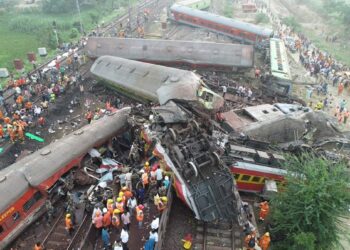 Hindistan’da 3 tren birbirine girdi: Faciada en az 233 kişi öldü