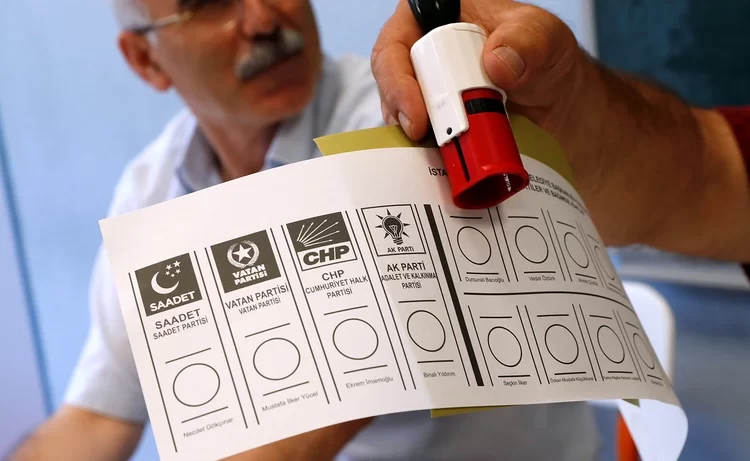 Seçimden sonra ilk anket: CHP oyunu korudu, İYİ Parti ve MHP'de düşüş 1 Seçimden sonra ilk anket: CHP oyunu korudu, İYİ Parti ve MHP’de düşüş