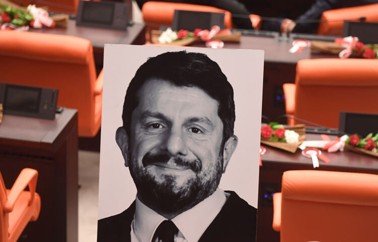 Devlet kendi mahkemesini tanımadı: Can Atalay'ın milletvekilliği düşürüldü 1 Avukatı açıkladı: Can Atalay bugün tahliye edilebilir
