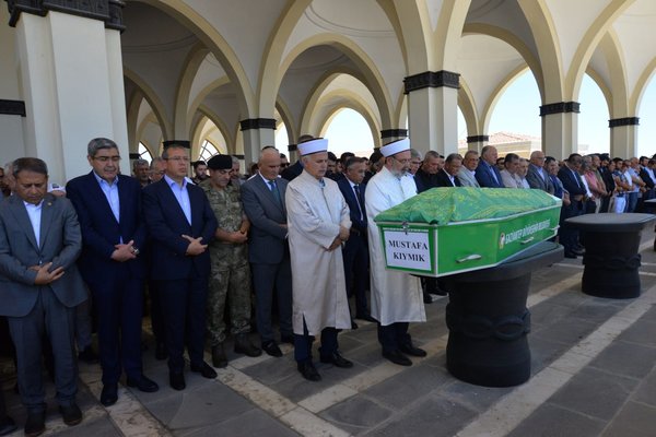 Fatma Şahin'in babası, son yolculuğuna uğurlandı 1 Fatma Şahin’in babası, son yolculuğuna uğurlandı