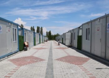 Böyle fırsatçılık görülmedi: Evlerini kiraya verip konteynere yerleştiler