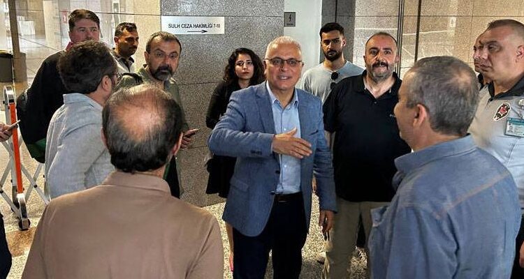 Mahkeme Merdan Yanardağ iddianamesini kabul etti: Savcı, gazeteciyi Duran Kalkan'la bir tuttu 1 Mahkeme Merdan Yanardağ iddianamesini kabul etti: Savcı, gazeteciyi Duran Kalkan’la bir tuttu