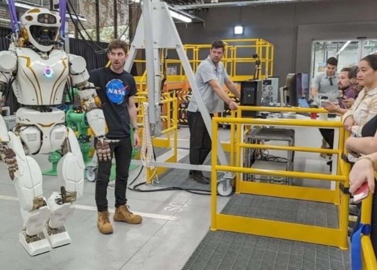 NASA, insansı astronot robotunun testlerine başladı
