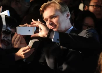Christopher Nolan: Akıllı telefon taşımıyorum, senaryoları internetsiz bilgisayarda yazıyorum