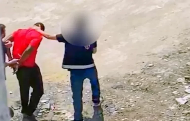 Afrikalı göçmen, polis tarafından darbedilerek gözaltına alındı 1 Afrikalı göçmen, polis tarafından darbedilerek gözaltına alındı