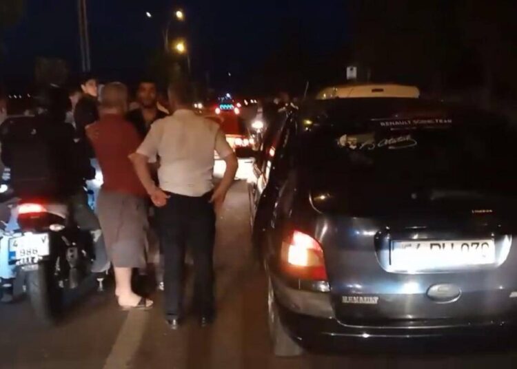 Hastane yolunu trafiğe kapatıp asker eğlencesi yaptılar 1 Hastane yolunu trafiğe kapatıp asker eğlencesi yaptılar