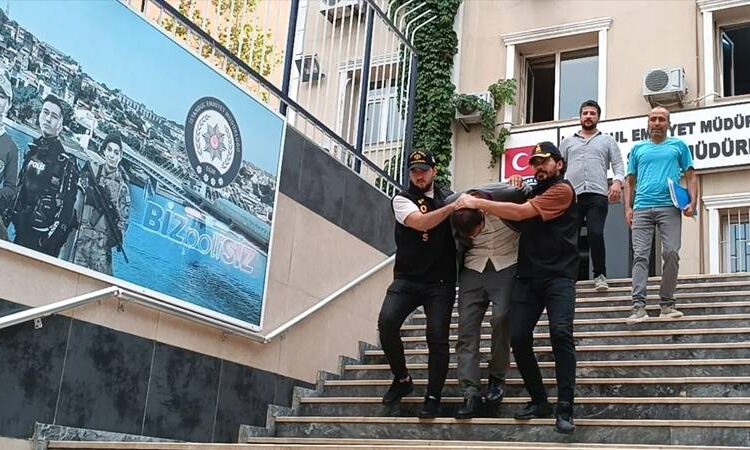 Erdoğan'ın sesini taklit ederek iş insanlarını kandıran şahıs bakın kimin oğlu çıktı? 1 Erdoğan’ın sesini taklit ederek iş insanlarını kandıran şahıs bakın kimin oğlu çıktı?