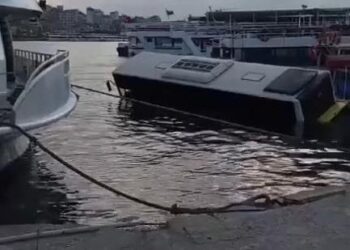 Eminönü’nde İETT otobüsü denize düştü