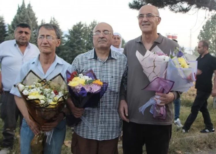 30 yıldır hapiste olan üç tutuklu tahliye edildi 1 30 yıldır hapiste olan üç tutuklu tahliye edildi