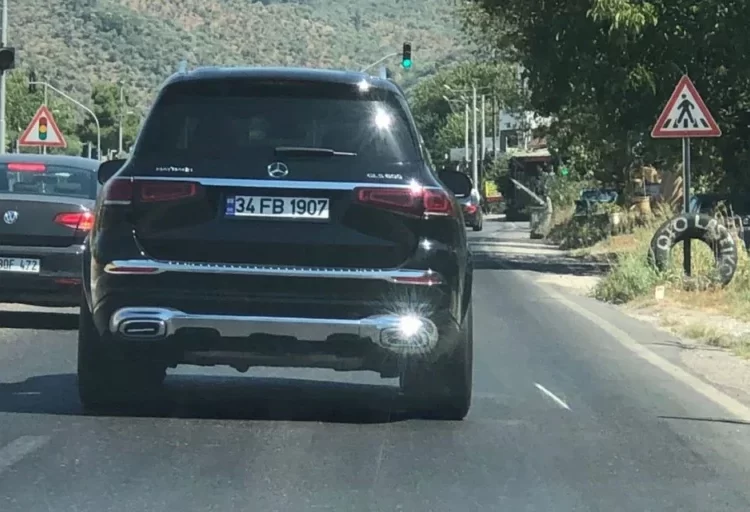 Meşhur plakayla her yerden kaçak geçiyor: Cezasını eski Fenerbahçeli yönetici ödüyor 1 Meşhur plakayla her yerden kaçak geçiyor: Cezasını eski Fenerbahçeli yönetici ödüyor