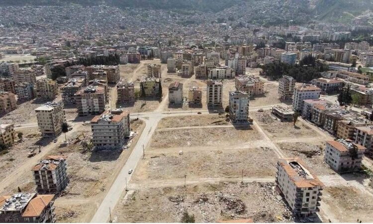 Deprem bölgesinde enkazlar yerini büyük boşluklara bıraktı