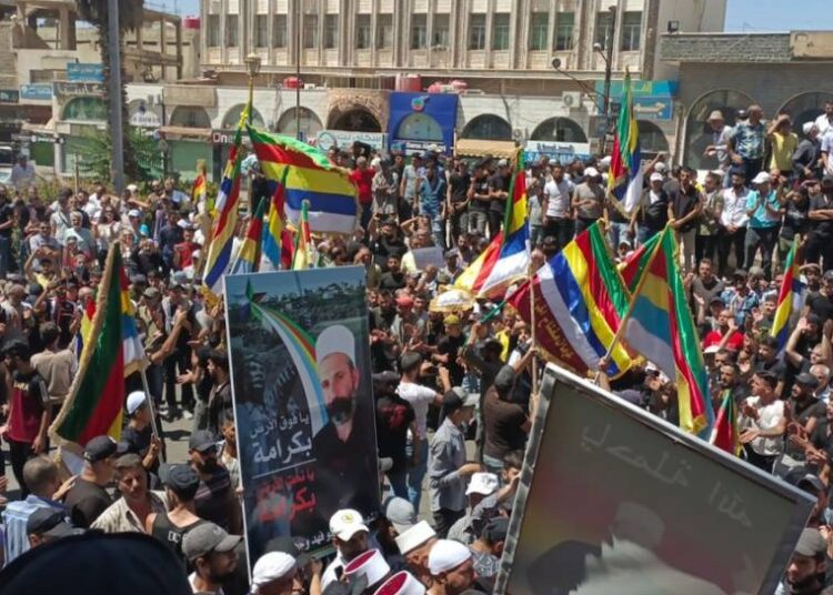 Suriye’nin 7 vilayetinde binlerce kişi Esed yönetimini protesto etti 1 Suriye’nin 7 vilayetinde binlerce kişi Esed yönetimini protesto etti