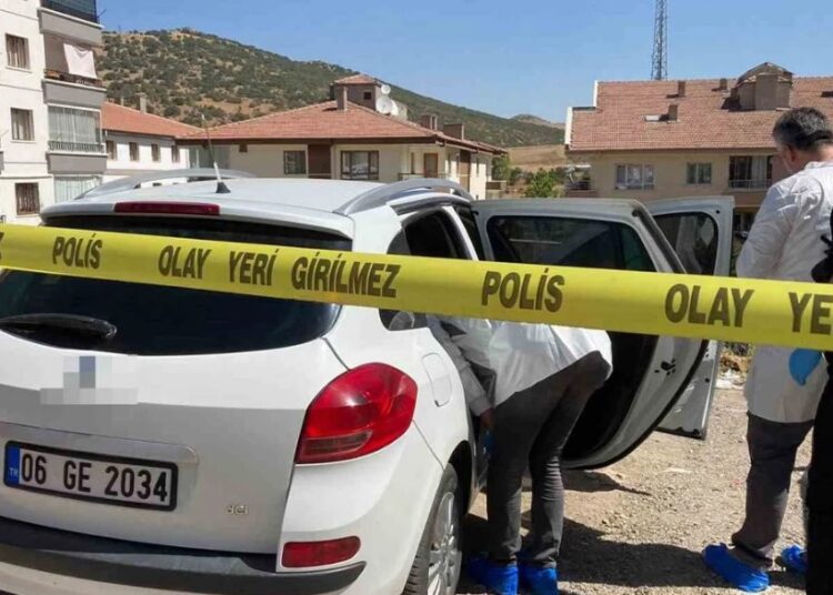 Yine bir kadın cinayeti: Boşanma aşamasındaki eşini katletti 1 Yine bir kadın cinayeti: Boşanma aşamasındaki eşini katletti
