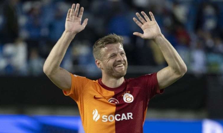 Galatasaray forması giyen Fredrik Midtsjö, Pendikspor yolcusu 1 Galatasaray forması giyen Fredrik Midtsjö, Pendikspor yolcusu