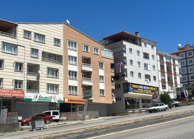 Ev sahibi, dairesinden çıkması için kiracısına 200 bin lira teklif etti 1 Ev sahibi, dairesinden çıkması için kiracısına 200 bin lira teklif etti