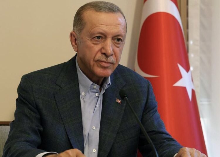 Deniz Zeyrek: Erdoğan, yeni anayasa için hukukçulardan iki şey istedi 1 Fehmi Koru: Erdoğan görevi rahatlıkla bırakacağı birini bulamadığı için dördüncü kez aday olabilir