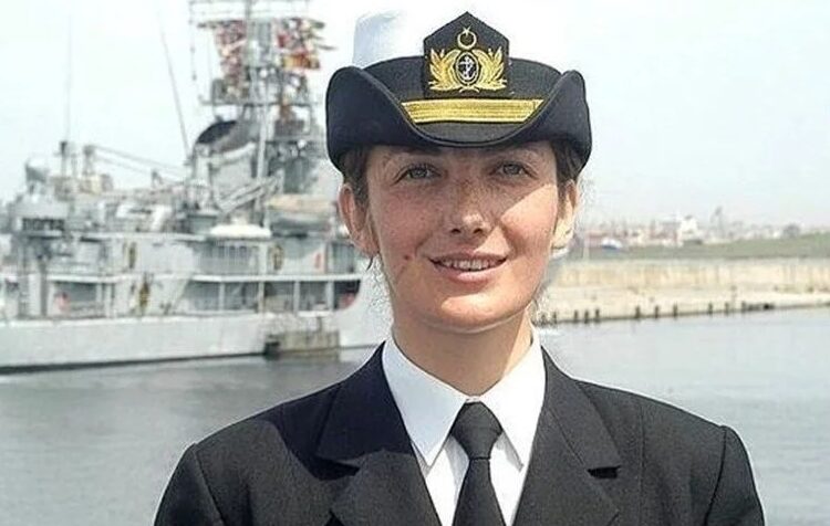 Türkiye'nin ilk kadın amirali Gökçen Fırat’ın yeni görevi belli oldu 1 Türkiye’nin ilk kadın amirali Gökçen Fırat’ın yeni görevi belli oldu