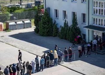 Almanya'da çarpıcı fotoğraf: Türkler iltica için uzun kuyruklar oluşturdu 8 Almanya’da çarpıcı fotoğraf: Türkler iltica için uzun kuyruklar oluşturdu